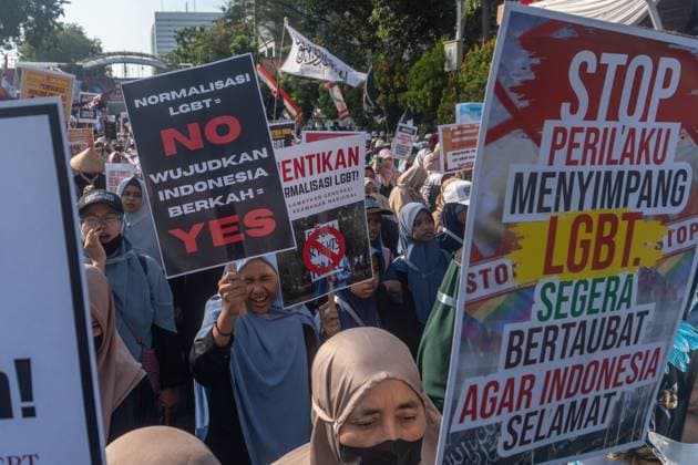 Thousands Rally in Surabaya Against LGBTQ Rights SURABAYA, Indonesia August 9, 2026: Thousands of demonstrators affiliated with the Alliance of Communities Concerned for the Generation gather on Governor Suryo Street during a rally opposing LGBTQ rights. Participants carried flags and banners expressing opposition to lesbian, gay, bisexual, transgender, and queer (LGBTQ) people and related issues. Surabaya Indonesia Copyright: x xMuhammadxIffanxMaulanax xJNAxPressx