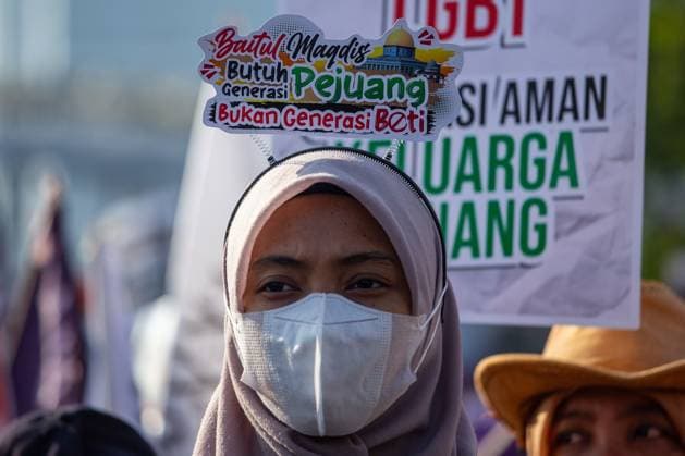 Thousands Rally in Surabaya Against LGBTQ Rights SURABAYA, Indonesia August 9, 2026: Thousands of demonstrators affiliated with the Alliance of Communities Concerned for the Generation gather on Governor Suryo Street during a rally opposing LGBTQ rights. Participants carried flags and banners expressing opposition to lesbian, gay, bisexual, transgender, and queer (LGBTQ) people and related issues. Surabaya Indonesia Copyright: x xMuhammadxIffanxMaulanax xJNAxPressx
