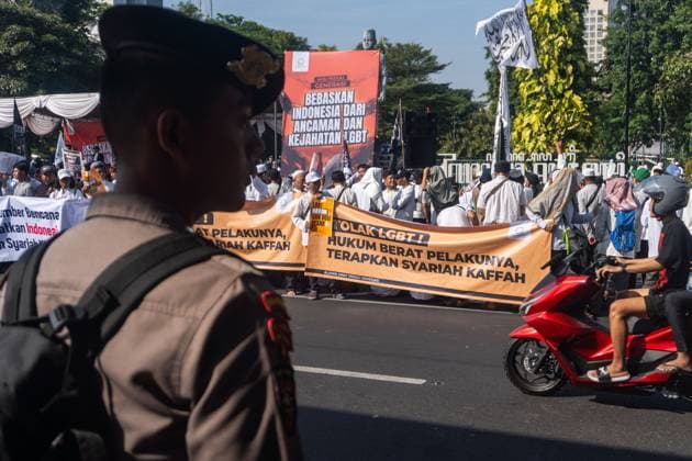 Thousands Rally in Surabaya Against LGBTQ Rights SURABAYA, Indonesia August 9, 2026: Thousands of demonstrators affiliated with the Alliance of Communities Concerned for the Generation gather on Governor Suryo Street during a rally opposing LGBTQ rights. Participants carried flags and banners expressing opposition to lesbian, gay, bisexual, transgender, and queer (LGBTQ) people and related issues. Surabaya Indonesia Copyright: x xMuhammadxIffanxMaulanax xJNAxPressx