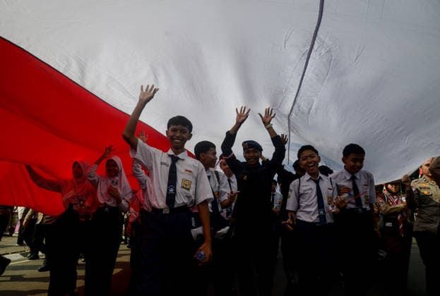 August 9, 2026, Bogor, West Java, Indonesia: Students take part in carrying a 500-metre-long national flag as they marched through the streets of Bogor, West Java, during the ˜Merah Putih™ Festival parade ahead of Indonesia™s 81st Independence Day celebrations. Bogor Indonesia - ZUMAa216 20260809_zip_a216_005 Copyright: xAdrianaxAdiex