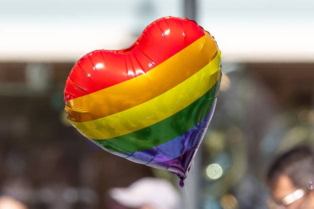 CSD Nuremberg 2026 Nuremberg Pride Week, Nuremberg, August 8, 2026 A heart-shaped balloon in rainbow colors floats above the Christopher Street Day parade as it winds through the city center. Parade participants can be seen in the blurred background. Nuremberg, Bavaria, Germany 20260808-1V9A6970-M4000