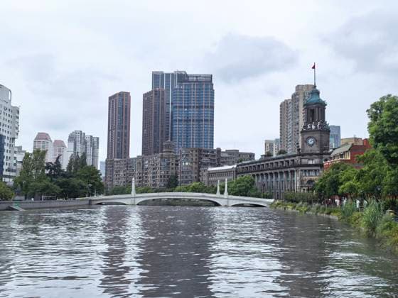 SHANGHAI, CHINA - AUGUST 09: The water level of Suzhou Creek rises significantly due to continuous heavy rainfall caused by Typhoon Dolphin on August 9, 2026 in Shanghai, China. Typhoon Dolphin is expected to make landfall along the coast of Zhejiang and Fujian provinces between Sunday night and Monday morning, prompting Shanghai to cancel nearly 60 per cent of flights to and from the metropolis on Sunday.  Copyright: xChinaxNewsxServicex 111658960313