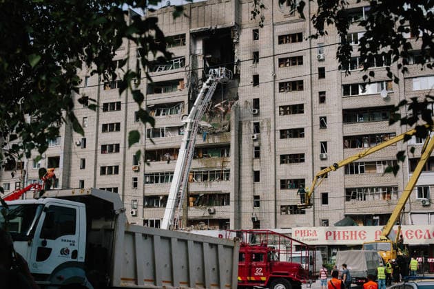 Consequences Of The Attack On Kharkiv Rescue services work at the site of a missile strike in Kharkiv, Ukraine, on August 9, 2026. Russia attacked the city with jet drones, previously known as Banderol. One of the shells hit a residential high-rise building, causing floors 7 to 10 to collapse. According to the city hall, at least two people died. The rubble is being cleared. Kharkiv Ukraine  Copyright: xPavloxPakhomenkox originalFilename: pakhomenko-notitle260809_np3Sd.jpg
