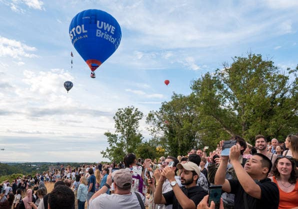 August 8, 2026, Bristol, Bristol, UK: Bristol, UK. Crowds watch by the Clifton Suspension Bridge as hot air balloons take off in a mass ascent from Ashton Court on Saturday evening for the 2026 48th Bristol International Balloon Fiesta in partnership with Albert Goodman taking place from Friday, August 7, to Sunday, August 9, with mass ascents and night glows celebrating the city of Bristol and its heritage links to hot air ballooning. Bristol UK  - ZUMAl94_ 20260808_zaf_l94_065 Copyright: xSimonxChapmanx