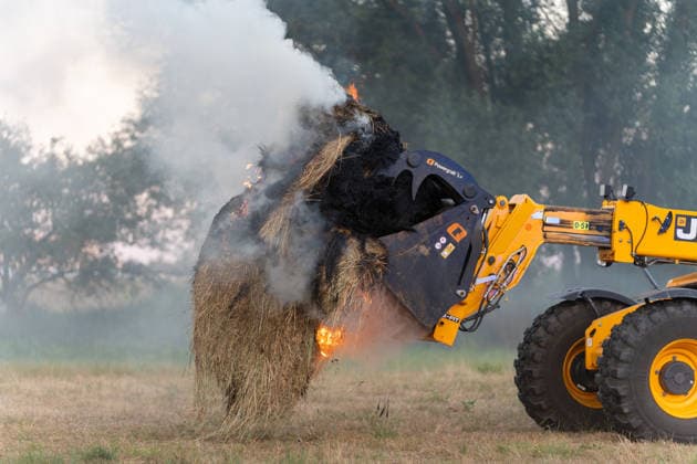 Strohballenlager brennt Feuer greift auf Wald über rund 70 Kräfte im Einsatz Am Samstag den 08.08.2026, geriet gegen 19:15 Uhr ein Strohballenlager im Großwiesenweg in Dieburg in Brand. Von rund 30 bis 40 gelagerten Großballen fingen etwa 10 bis 12 Feuer, die Flammen griffen zudem auf ein angrenzendes Waldstück über, das die Einsatzkräfte in Riegelstellung sicherten. Rund 70 Kräfte der Feuerwehren aus Dieburg, Münster und Groß-Zimmern rückten aus und löschten die Ballen mit Tanklöschfahrzeugen und Unterstützung von Traktoren. Die Rauchentwicklung hätte in Richtung der Bundesstraße 45 zu Sichtbehinderungen führen können. Die Brandursache war zunächst unklar und sollte von der Polizei ermittelt werden. Dieburg Hess