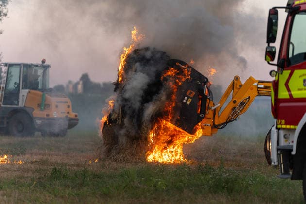 Strohballenlager brennt Feuer greift auf Wald über rund 70 Kräfte im Einsatz Am Samstag den 08.08.2026, geriet gegen 19:15 Uhr ein Strohballenlager im Großwiesenweg in Dieburg in Brand. Von rund 30 bis 40 gelagerten Großballen fingen etwa 10 bis 12 Feuer, die Flammen griffen zudem auf ein angrenzendes Waldstück über, das die Einsatzkräfte in Riegelstellung sicherten. Rund 70 Kräfte der Feuerwehren aus Dieburg, Münster und Groß-Zimmern rückten aus und löschten die Ballen mit Tanklöschfahrzeugen und Unterstützung von Traktoren. Die Rauchentwicklung hätte in Richtung der Bundesstraße 45 zu Sichtbehinderungen führen können. Die Brandursache war zunächst unklar und sollte von der Polizei ermittelt werden. Dieburg Hess