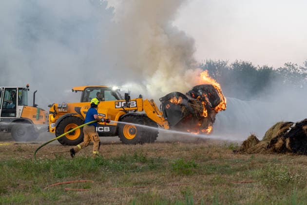 Strohballenlager brennt Feuer greift auf Wald über rund 70 Kräfte im Einsatz Am Samstag den 08.08.2026, geriet gegen 19:15 Uhr ein Strohballenlager im Großwiesenweg in Dieburg in Brand. Von rund 30 bis 40 gelagerten Großballen fingen etwa 10 bis 12 Feuer, die Flammen griffen zudem auf ein angrenzendes Waldstück über, das die Einsatzkräfte in Riegelstellung sicherten. Rund 70 Kräfte der Feuerwehren aus Dieburg, Münster und Groß-Zimmern rückten aus und löschten die Ballen mit Tanklöschfahrzeugen und Unterstützung von Traktoren. Die Rauchentwicklung hätte in Richtung der Bundesstraße 45 zu Sichtbehinderungen führen können. Die Brandursache war zunächst unklar und sollte von der Polizei ermittelt werden. Dieburg Hess