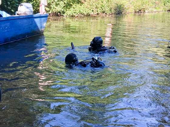 CNTV ALSTER- Die Aktion Sauberer Journalismus brachte wieder viel Muell aus der vom Grund der Alster ans Tageslicht 09.AUGUST 2026 Die Aktion fand zum 16 mal statt. Verkehrsschilder, E-Scooter, Metallschrott und Fahrraeder wurden aus dem Wasser geborgen Bei der Aktion Saubererer Journalismus tauchen Journalisten und befreien die Kanaele und die Alster in Hamburg von Dreck und Muell Hamburg Deutschland *** CNTV ALSTER The Clean Journalism campaign once again brought a lot of trash to the surface from the bottom of the Alster. AUGUST 9, 2026 The campaign took place for the 16th time. Traffic signs, e-scooters, scrap metal, and bicycles were retrieved from the water. During the Clean Journalism campaign, journalists dive in to clear the c