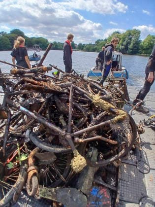 CNTV ALSTER- Die Aktion Sauberer Journalismus brachte wieder viel Muell aus der vom Grund der Alster ans Tageslicht 09.AUGUST 2026 Die Aktion fand zum 16 mal statt. Verkehrsschilder, E-Scooter, Metallschrott und Fahrraeder wurden aus dem Wasser geborgen Bei der Aktion Saubererer Journalismus tauchen Journalisten und befreien die Kanaele und die Alster in Hamburg von Dreck und Muell Hamburg Deutschland *** CNTV ALSTER The Clean Journalism campaign once again brought a lot of trash to the surface from the bottom of the Alster. AUGUST 9, 2026 The campaign took place for the 16th time. Traffic signs, e-scooters, scrap metal, and bicycles were retrieved from the water. During the Clean Journalism campaign, journalists dive in to clear the c