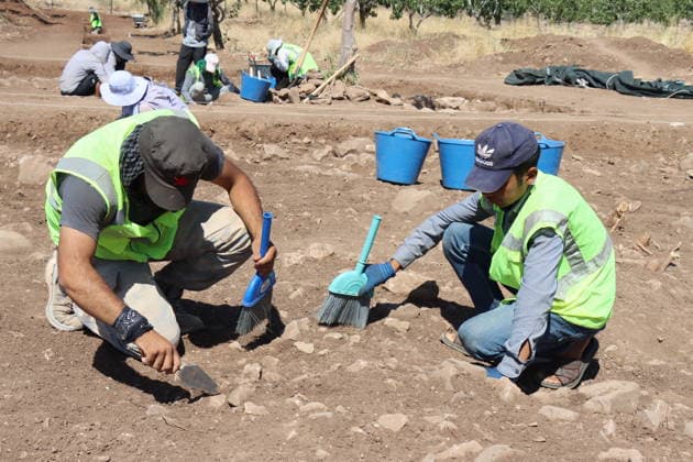 Archaeologists uncover traces of Neolithic period at Turkiye s Yogunburc site SANLIURFA, TURKIYE - AUGUST 9: Archaeologists conduct excavations at the Yogunburc archaeological site in Sanliurfa, Turkiye, on August 9, 2026. The team is carrying out archaeological work as part of the Turkish Ministry of Culture and Tourism s Tas Tepeler (Stone Hills) Project, uncovering traces dating back to the Neolithic period. Esber Ayaydin Anadolu Sanliurfa Turkey. Editorial use only. Please get in touch for any other usage.  Copyright: x2026xAnadoluxEsberxAyaydinx