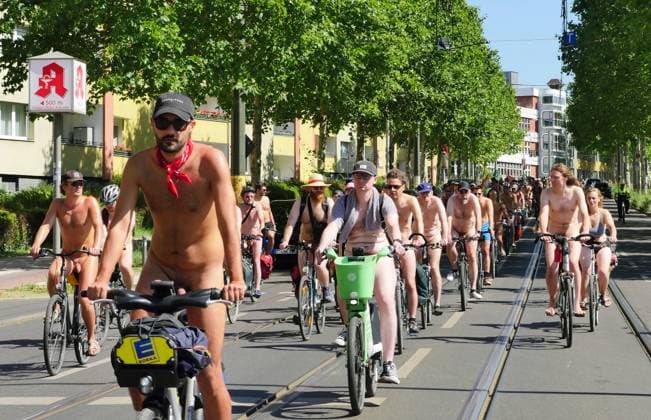 09.08.2026, Berlin - Deutschland. Demo Nacktradeln, World Naked Bike Ride. Nacktsein ist natürlich. *** August 9, 2026, Berlin, Germany: Nacktradeln Demonstration, World Naked Bike Ride—Being naked is natural