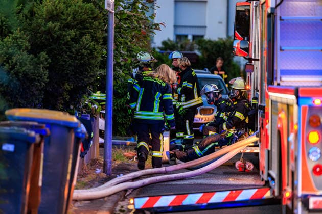 Brand in Garten greift auf zwei Wohnhäuser über Am 08.08.2026 alarmierte die Feuerwehr Rüsselsheim gegen 20 Uhr zu einem Brand im Max-Beckmann-Weg im Stadtteil Rüsselsheim-Haßloch. Nach ersten Erkenntnissen nahm das Feuer im Bereich des Gartens seinen Ausgang und griff auf eine Gartensauna, ein Zimmer im Gebäude sowie den Dachbereich des Nachbargebäudes über. Der Löschangriff erfolgte über die Drehleiter mit Wenderohr sowie mit drei Strahlrohren im Außen- und Innenangriff, mehrere Trupps kamen unter Atemschutz zum Einsatz. Niemand wurde verletzt, drei Bewohner kamen für die Nacht anderweitig unter. Insgesamt waren 54 Einsatzkräfte und 18 Fahrzeuge des Rettungsdienstes und der Feuerwehr im Einsatz. Rüsselsheim am Main Haßloch