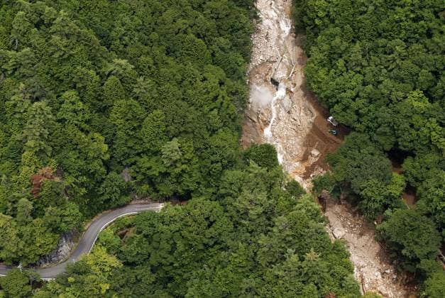 Landslide in central Japan Photo taken from a Kyodo News helicopter on Aug. 9, 2026, shows the site of a landslide in Azumino in Nagano Prefecture, central Japan. The landslide occurred on the night of Aug. 8, cutting off the only road leading to a nearby hot spring mountain resort and leaving about 390 people there stranded.  A14AA0005625430P