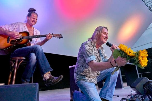 Philipp Feldtkeller Howard F. und Dieter Thomas Kuhn bei der Preview des Dokumentarfilms Und es war Sommer - Dieter Thomas Kuhn & Band beim Seh-Fest auf der Gilde Parkbühne. Hannover, 08.08.2026 *** Philipp Feldtkeller, Howard F, and Dieter Thomas Kuhn at the preview of the documentary *Und es war Sommer* (And It Was Summer) by the Dieter Thomas Kuhn Band at the Seh Fest on the Gilde Parkbühne in Hanover, August 8, 2026 Foto:xU.xStammx xFuturexImagex sommer_6814