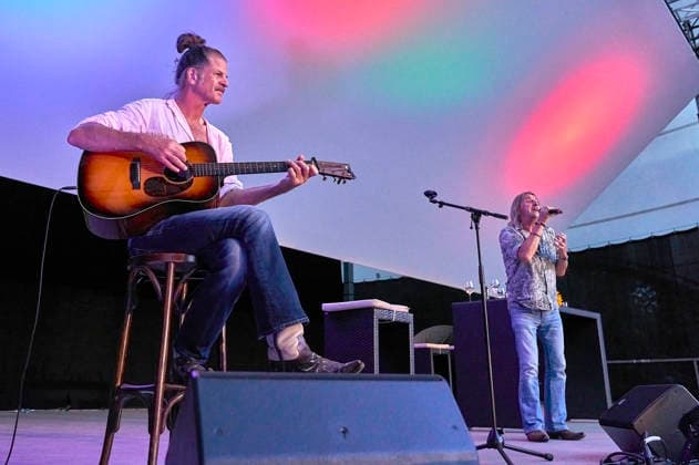 Philipp Feldtkeller Howard F. und Dieter Thomas Kuhn bei der Preview des Dokumentarfilms Und es war Sommer - Dieter Thomas Kuhn & Band beim Seh-Fest auf der Gilde Parkbühne. Hannover, 08.08.2026 *** Philipp Feldtkeller, Howard F, and Dieter Thomas Kuhn at the preview of the documentary *Und es war Sommer* (And It Was Summer) by the Dieter Thomas Kuhn Band at the Seh Fest on the Gilde Parkbühne in Hanover, August 8, 2026 Foto:xU.xStammx xFuturexImagex sommer_6816