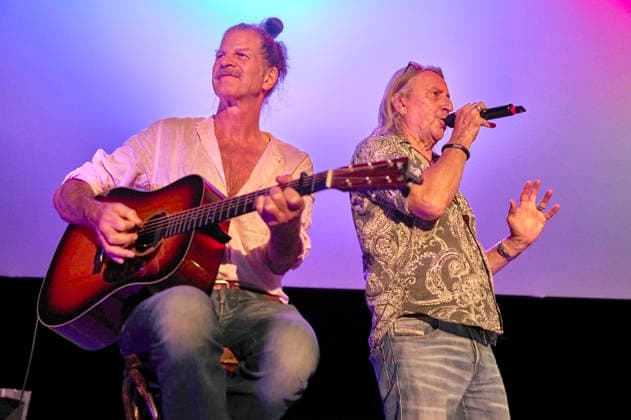 Philipp Feldtkeller Howard F. und Dieter Thomas Kuhn bei der Preview des Dokumentarfilms Und es war Sommer - Dieter Thomas Kuhn & Band beim Seh-Fest auf der Gilde Parkbühne. Hannover, 08.08.2026 *** Philipp Feldtkeller, Howard F, and Dieter Thomas Kuhn at the preview of the documentary *Und es war Sommer* (And It Was Summer) by the Dieter Thomas Kuhn Band at the Seh Fest on the Gilde Parkbühne in Hanover, August 8, 2026 Foto:xU.xStammx xFuturexImagex sommer_6835