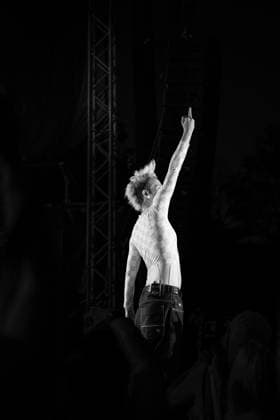 Mit voller Energie, rauer Stimme und jeder Menge Attitüde rockte Ina Bredehorn alias Deine Cousine am 08.08.2026 das Taubertal-Festival in Rothenburg ob der Tauber. *** With boundless energy, a raspy voice, and plenty of attitude, Ina Bredehorn—aka Deine Cousine—rocked the Taubertal Festival in Rothenburg ob der Tauber on August 8, 2026