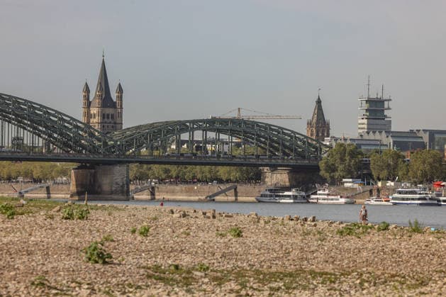 Sommer im Rheinland. Blick auf den Rhein bei Koeln (Köln) - Deutz. Der Rhein in Koeln (Köln) fuehrt (führt) Niedrigwasser aufgrund anhaltender Trockenheit. Im Hintergrund die Hohenzollernbruecke (Hohenzollernbrücke). Sommer im Rheinland am 09.08.2026 in Koeln (Köln) Deutschland. *** Summer in the Rhineland: View of the Rhine near Cologne, Deutz. The Rhine in Cologne is at low water levels due to persistent drought. In the background is the Hohenzollern Bridge. Summer in the Rhineland on August 9, 2026, in Cologne, Germany