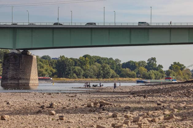 Sommer im Rheinland. Blick auf den Rhein bei Koeln (Köln) - Deutz. Der Rhein in Koeln (Köln) fuehrt (führt) Niedrigwasser aufgrund anhaltender Trockenheit. Ein Schiff ist unterwegs. In der Bildmitte die Zoobruecke (Zoobrücke). Sommer im Rheinland am 09.08.2026 in Koeln (Köln) Deutschland. *** Summer in the Rhineland: View of the Rhine near Cologne (Deutz). The Rhine in Cologne is at low water levels due to persistent drought. A ship is passing by. In the center of the picture is the Zoobrücke bridge. Summer in the Rhineland on August 9, 2026, in Cologne, Germany