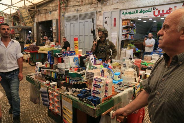 News Bilder des Tages Israeli soldiers patrol Old City market in Nablus Armed Israeli soldiers patrol on foot through a market in the Old City of Nablus in the occupied West Bank, on August 9, 2026. The patrol takes place amid an Israeli security presence and heightened violence and tensions in the occupied Palestinian territories since the war in Gaza began in October 2023. Photo by Mohammed Nasser apaimages Nablus West Bank Palestinian Territory 090826_Nablus_MN_00(8) Copyright: xapaimagesxMohammedxNasserx xapaimagesx