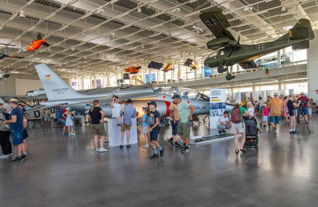 Friedrichshafen DO DAYS Flugwochenende im Dornier Museum Friedrichshafen 09.08.2026 Starker Besucherandrang auch in der Ausstellungshalle des Dornier Museums Friedrichshafen waehrend der DO DAYS. Besucherinnen und Besucher gehen zwischen den ausgestellten Flugzeugen und Exponaten durch die Halle, darunter ein Dassault Breguet Dornier Alpha Jet. DO DAYS Flugwochenende und Sommerfest im Dornier Museum Friedrichshafen, Friedrichshafen, Baden Wuerttemberg, Deutschland, 09.08.2026. Luftfahrt Veranstaltung. Editorial use only. *** Friedrichshafen DO DAYS Aviation Weekend at the Dornier Museum in Friedrichshafen, August 9, 2026. Large crowds also gathered in the exhibition hall of the Dornier Museum in Friedrichshafen during the DO DAYS. Visitor Copyright: xEibner-Pressefotox EP_EER