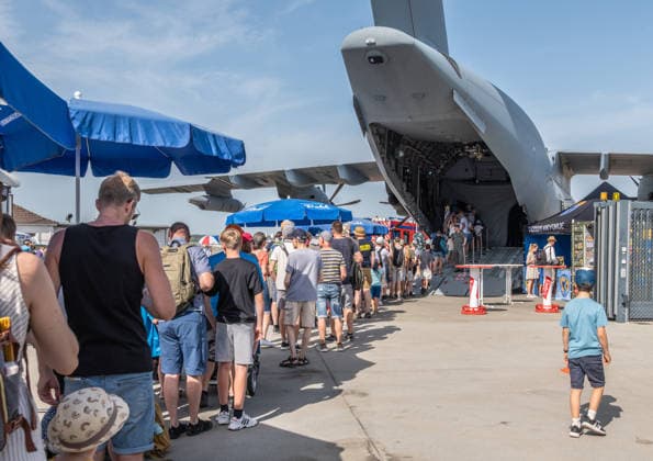 News Bilder des Tages Friedrichshafen DO DAYS Flugwochenende im Dornier Museum Friedrichshafen 09.08.2026 Lange Warteschlangen von Besucherinnen und Besuchern vor der geoeffneten Heckrampe des Airbus A400M der Luftwaffe auf dem Veranstaltungsgelaende der DO DAYS im Dornier Museum Friedrichshafen. Viele Gaeste warten darauf, den Innenraum des militaerischen Transportflugzeugs zu besichtigen. DO DAYS Flugwochenende und Sommerfest im Dornier Museum Friedrichshafen, Friedrichshafen, Baden Wuerttemberg, Deutschland, 09.08.2026. Luftfahrt Veranstaltung. Editorial use only. *** Friedrichshafen DO DAYS Aviation Weekend at the Dornier Museum in Friedrichshafen, August 9, 2026. Long lines of visitors in front of the open tail ramp of the German Air Force’s Airbus A400M Copyright: xEibner-Pressefotox EP_EER