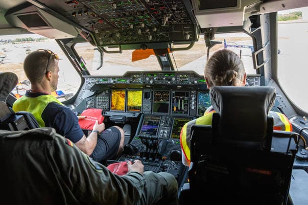 Friedrichshafen DO DAYS Flugwochenende im Dornier Museum Friedrichshafen 09.08.2026 Blick in das Cockpit des Airbus A400M der Luftwaffe auf dem Veranstaltungsgelaende der DO DAYS im Dornier Museum Friedrichshafen. Zwei Besucher sitzen im Cockpit des militaerischen Transportflugzeugs, vor ihnen sind zahlreiche Displays, Instrumente, Schalter und Bedienelemente zu sehen. DO DAYS Flugwochenende und Sommerfest im Dornier Museum Friedrichshafen, Friedrichshafen, Baden Wuerttemberg, Deutschland, 09.08.2026. Luftfahrt Veranstaltung. Editorial use only. *** Friedrichshafen DO DAYS Aviation Weekend at the Dornier Museum in Friedrichshafen, August 9, 2026 A view into the cockpit of the German Air Force’s Airbus A400M at the DO DAYS event grounds at Copyright: xEibner-Pressefotox EP_EER