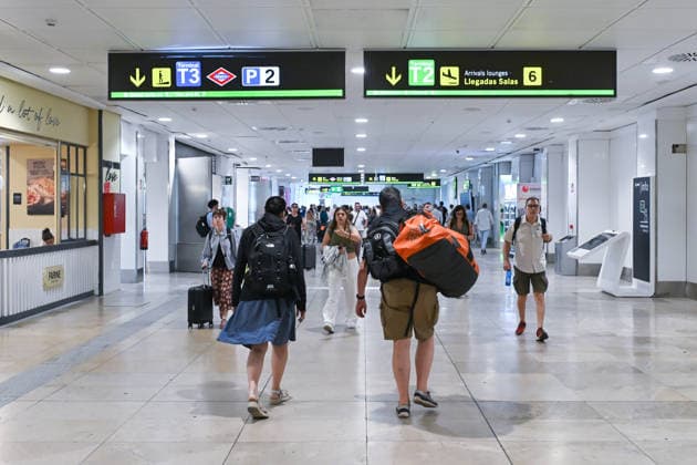 The BOE publishes the order establishing border controls for travelers arriving from Italy. Several people in the arrivals area of Terminal 2, as of August 9, 2026, in Madrid, Spain. The Official State Gazette (BOE) published on Sunday the order from the Ministry of the Interior agreeing to temporarily reinstate internal border controls at ports and airports for travelers arriving from Italy in response to migratory pressure along the Central Mediterranean route. These borderbegan to be implemented last Saturday at Spanish airports and ports; they are random in nature and will remain in effect for a period of thirty calendar days, from 12:00 a.m. on August 8, 2026, until 12:00 a.m. on September 7, 2026. AUGUST 9, 2026 MIGRATION CRISIS BORD  Copyright: xGustavoxValientex 7707195