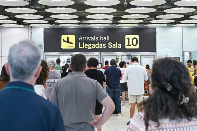 The BOE publishes the order regarding border controls for travelers arriving from Italy. Several people in the arrivals area of Terminal 4, on August 9, 2026, in Madrid, Spain. The Official State Gazette (BOE) published on Sunday the order from the Ministry of the Interior agreeing to temporarily reinstate internal border controls at ports and airports for travelers arriving from Italy in response to migratory pressure along the Central Mediterranean route. These borderbegan to be implemented last Saturday at Spanish airports and ports; they are random in nature and will remain in effect for a period of thirty calendar days, from 12:00 a.m. on August 8, 2026, until 12:00 a.m. on September 7, 2026. AUGUST 9, 2026 MIGRATION CRISIS BORDER CON  Copyright: xGustavoxValientex 7707208