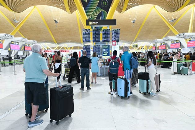 The BOE publishes the order establishing border controls for travelers arriving from Italy. Several travelers check the flight information displays in Terminal 4 on August 9, 2026, in Madrid, Spain. The Official State Gazette (BOE) published on Sunday the order from the Ministry of the Interior agreeing to temporarily reinstate internal border controls at ports and airports for travelers arriving from Italy in response to migratory pressure along the central Mediterranean route. These borderbegan to be implemented last Saturday at Spanish airports and ports; they are random in nature and will remain in effect for a period of thirty calendar days, from 12:00 a.m. on August 8, 2026, until 12:00 a.m. on September 7, 2026. AUGUST 9, 2026 MIGRA  Copyright: xGustavoxValientex 7707228
