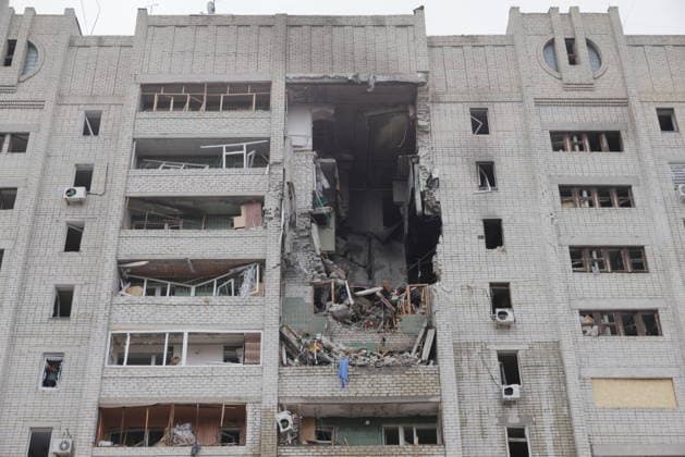 News Bilder des Tages Russian Drone Strike On Residential Building - Kharkiv A multi-story residential building in Kharkiv s Saltivka district shows catastrophic damage from a direct drone strike that destroyed multiple floors and left residents trapped under rubble, on August 9, 2026. The strike killed two people and wounded 27 others, according to Kharkiv officials. At least one person in blue clothing is visible among the debris at the impact site. Photo by Yevhen Titov ABACAPRESS.COM Kharkiv Kharkiv Oblast Ukraine  Copyright: xTitovxYevhen ABACAx