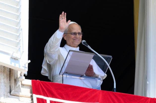 ITALY - POPE LEO XIV ADDRESSES THE CROWD FROM THE WINDOW OF THE APOSTOLIC PALACE OVERLOOKING ST PETER S SQUARE DURING THE RIGINA CAELI PRAYER IN THE VATICAN- 2026 8 9 Italy, Rome, Vatican, 2026 8 9.Pope Leo XIV addresses the crowd from the window of the apostolic palace overlooking St. Peter s square during the Regina Caeli prayer in The Vatican EDITORIAL USE ONLY - NO BOOKS Copyright: xVATICANxMEDIAx