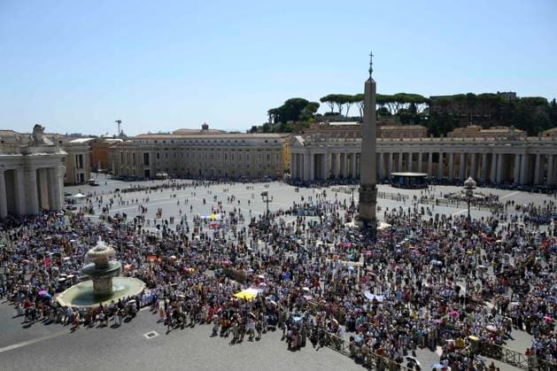 ITALY - POPE LEO XIV ADDRESSES THE CROWD FROM THE WINDOW OF THE APOSTOLIC PALACE OVERLOOKING ST PETER S SQUARE DURING THE RIGINA CAELI PRAYER IN THE VATICAN- 2026 8 9 Italy, Rome, Vatican, 2026 8 9.Pope Leo XIV addresses the crowd from the window of the apostolic palace overlooking St. Peter s square during the Regina Caeli prayer in The Vatican EDITORIAL USE ONLY - NO BOOKS Copyright: xVATICANxMEDIAx
