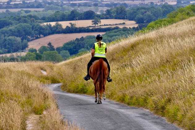 Seasonal weather People out along The Ridgeway on a warm day., Credit:Geoffrey Swaine Geoff Swaine - B4563 Avalon UK, Oxfordshire, Uffington  Copyright: xGeoffreyxSwainex xGeoffxSwainex-xB4563x xAvalonx 1121832274