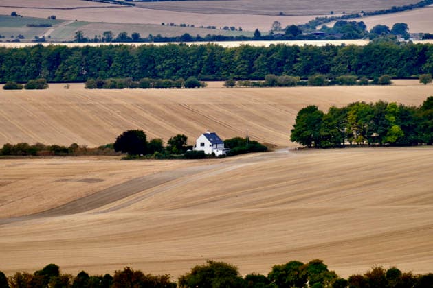 Seasonal weather Views of the parched landscape which covers six counties from the top of White Horse Hill along The Ridgeway. Standing at 261 meters (856 feet) above sea level, White Horse Hill is the highest point in Oxfordshire. The summit is crowned by the historic Iron Age hillfort known as Uffington Castle, which serves as the primary vantage point for these panoramic views. The counties visible are Oxfordshire, Berkshire, Wiltshire, Gloucestershire, Buckinghamshire & Warwckshire., Credit:Geoffrey Swaine Geoff Swaine - B4563 Avalon UK, Oxfordshire, Uffington  Copyright: xGeoffreyxSwainex xGeoffxSwainex-xB4563x xAvalonx 1121832453