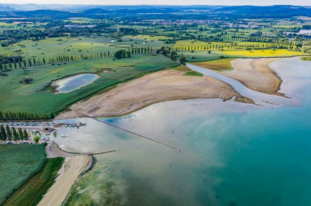 Radolfzeller Aachmündung. Hafen von Moos am Bodensee mit wenig Wasser. Der Wasserstand ist aufgrund des heißen Sommers auf einem Tiefststand. In vielen Häfen des Untersees ist kaum noch Wasser. Moos liegt am Ufer des Bodensees auf der Halbinsel Höri. 06.08.2026, Moos, Baden-Württemberg, Deutschland *** The mouth of the Radolfzell Aach at the Port of Moos on Lake Constance, with very little water. The water level is at a record low due to the hot summer. In many ports on the Untersee, there is hardly any water left. Moos is located on the shore of Lake Constance on the Höri Peninsula. August 6, 2026, Moos, Baden-Württemberg, Germany