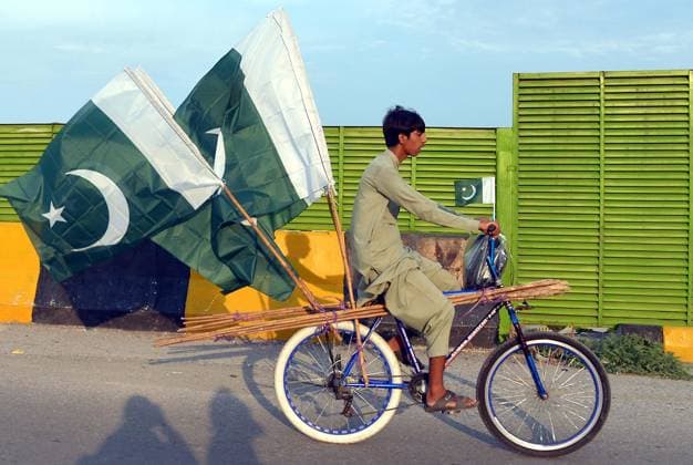 News Bilder des Tages August 9, 2026, Pakistan: Boy Prepares for 79th Independence Day of Pakistan Celebration in Peshawar Pakistan  - ZUMAas3_ 20260809_zaf_as3_007 Copyright: xPPIx