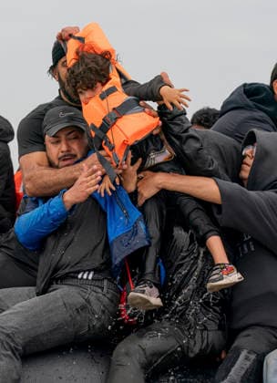 August 9, 2026, Camiers, France: Camiers, France. Migrants attempt to lift a child on board a taxi boat at the beach at Camiers in France, before attempting to cross the English Channel. Camiers France  - ZUMAl94_ 20260809_zaf_l94_043 Copyright: xIoannisxAlexopoulosx
