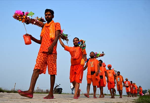 News Bilder des Tages August 9, 2026, Prayagraj, Uttar Pradesh, India: Prayagraj: Kanwariya carry holy Ganga s water to perform Jalabhishek at Kashi Vishwanath temple during Sawan month, in Prayagraj on Sunday, August 9, 2026. Prayagraj India - ZUMAv115 20260809_zap_v115_017 Copyright: xPrabhatxKumarxVermax