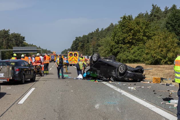 News Bilder des Tages 81 Jahre alter Autofahrer nach Verkehrsunfall reanimiert VW Golf überschlägt sich nach Kollision mit Wohnmobilgespann Am 09.08.2026 ereignete sich gegen 11:00 Uhr auf der A3 in Fahrtrichtung Frankfurt am Main im Bereich des Autobahndreiecks Seligenstadt ein schwerer Verkehrsunfall, bei dem sich ein Pkw überschlug und mit einem Wohnwagengespann kollidierte. Beide Insassen des Pkw wurden schwer verletzt, einer musste reanimiert werden, ein weiterer Insasse des Wohnwagens wurde ebenfalls verletzt. Trümmerteile und Utensilien aus den Unfallfahrzeugen verteilten sich über die gesamte Fahrbahn. Feuerwehren aus Hessen und Bayern wurden aufgrund zweier zunächst unabhängiger Meldungen alarmiert, bevor sich der Unfall als ein einziges Gesc
