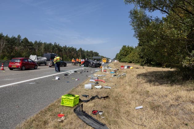 81 Jahre alter Autofahrer nach Verkehrsunfall reanimiert VW Golf überschlägt sich nach Kollision mit Wohnmobilgespann Am 09.08.2026 ereignete sich gegen 11:00 Uhr auf der A3 in Fahrtrichtung Frankfurt am Main im Bereich des Autobahndreiecks Seligenstadt ein schwerer Verkehrsunfall, bei dem sich ein Pkw überschlug und mit einem Wohnwagengespann kollidierte. Beide Insassen des Pkw wurden schwer verletzt, einer musste reanimiert werden, ein weiterer Insasse des Wohnwagens wurde ebenfalls verletzt. Trümmerteile und Utensilien aus den Unfallfahrzeugen verteilten sich über die gesamte Fahrbahn. Feuerwehren aus Hessen und Bayern wurden aufgrund zweier zunächst unabhängiger Meldungen alarmiert, bevor sich der Unfall als ein einziges Gesc