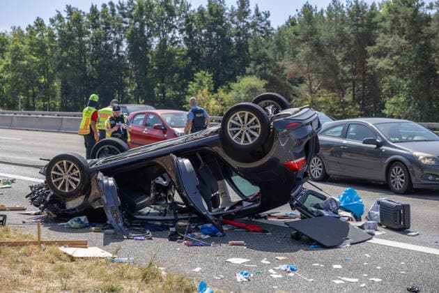 81 Jahre alter Autofahrer nach Verkehrsunfall reanimiert VW Golf überschlägt sich nach Kollision mit Wohnmobilgespann Am 09.08.2026 ereignete sich gegen 11:00 Uhr auf der A3 in Fahrtrichtung Frankfurt am Main im Bereich des Autobahndreiecks Seligenstadt ein schwerer Verkehrsunfall, bei dem sich ein Pkw überschlug und mit einem Wohnwagengespann kollidierte. Beide Insassen des Pkw wurden schwer verletzt, einer musste reanimiert werden, ein weiterer Insasse des Wohnwagens wurde ebenfalls verletzt. Trümmerteile und Utensilien aus den Unfallfahrzeugen verteilten sich über die gesamte Fahrbahn. Feuerwehren aus Hessen und Bayern wurden aufgrund zweier zunächst unabhängiger Meldungen alarmiert, bevor sich der Unfall als ein einziges Gesc