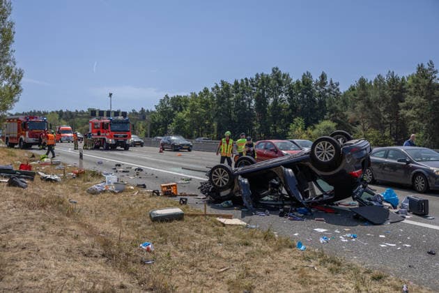 81 Jahre alter Autofahrer nach Verkehrsunfall reanimiert VW Golf überschlägt sich nach Kollision mit Wohnmobilgespann Am 09.08.2026 ereignete sich gegen 11:00 Uhr auf der A3 in Fahrtrichtung Frankfurt am Main im Bereich des Autobahndreiecks Seligenstadt ein schwerer Verkehrsunfall, bei dem sich ein Pkw überschlug und mit einem Wohnwagengespann kollidierte. Beide Insassen des Pkw wurden schwer verletzt, einer musste reanimiert werden, ein weiterer Insasse des Wohnwagens wurde ebenfalls verletzt. Trümmerteile und Utensilien aus den Unfallfahrzeugen verteilten sich über die gesamte Fahrbahn. Feuerwehren aus Hessen und Bayern wurden aufgrund zweier zunächst unabhängiger Meldungen alarmiert, bevor sich der Unfall als ein einziges Gesc