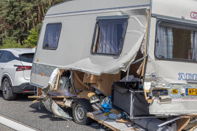 81 Jahre alter Autofahrer nach Verkehrsunfall reanimiert VW Golf überschlägt sich nach Kollision mit Wohnmobilgespann Am 09.08.2026 ereignete sich gegen 11:00 Uhr auf der A3 in Fahrtrichtung Frankfurt am Main im Bereich des Autobahndreiecks Seligenstadt ein schwerer Verkehrsunfall, bei dem sich ein Pkw überschlug und mit einem Wohnwagengespann kollidierte. Beide Insassen des Pkw wurden schwer verletzt, einer musste reanimiert werden, ein weiterer Insasse des Wohnwagens wurde ebenfalls verletzt. Trümmerteile und Utensilien aus den Unfallfahrzeugen verteilten sich über die gesamte Fahrbahn. Feuerwehren aus Hessen und Bayern wurden aufgrund zweier zunächst unabhängiger Meldungen alarmiert, bevor sich der Unfall als ein einziges Gesc