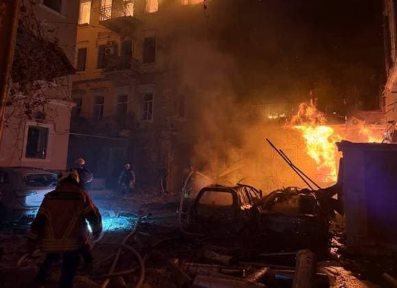 News Bilder des Tages Twelve people injured in Russian combined attack on Odesa region, Ukraine ODESA, UKRAINE - AUGUST 09: (----EDITORIAL USE ONLY - MANDATORY CREDIT - ODESA REGIONAL MILITARY ADMINISTRATION HANDOUT - NO MARKETING NO ADVERTISING CAMPAIGNS - DISTRIBUTED AS A SERVICE TO CLIENTS----) Emergency crews work at the scene as a fire burns among damaged vehicles and residential buildings following a large-scale combined Russian missile and drone attack on Odesa, Ukraine, on August 9, 2026. Twelve residents sustained moderate injuries in the attack, which also damaged energy infrastructure and caused disruptions to the electricity supply. Odesa Regional Military Administration Handout Anadolu Odessa Ukraine. Editorial use only. Please get in touch  Copyright: x2026xAnadoluxOdesaxRegionalxMilitaryxAdministrationx xHandoutx