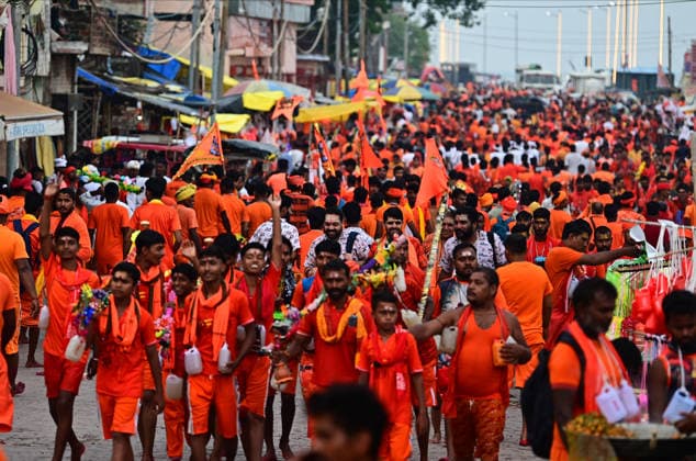 August 9, 2026, Prayagraj, Uttar Pradesh, India: Prayagraj: Kanwariya walks towards Kashi Vishwanath temple to perform Jalabhishek during Sawan month, in Prayagraj on Sunday, August 9, 2026. Prayagraj India - ZUMAv115 20260809_zap_v115_053 Copyright: xPrabhatxKumarxVermax