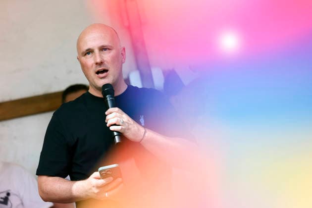 Politiker Sven Lehmann (Grüne), ehemaliger Queer-Beauftragter der Bundesregierung, beim Kölner Queer March unter dem Motto Köln zeigt Solidarität, Köln zeigt Haltung , eine Solidaritäts-Demonstration nach dem islamistischen Anschlag auf den CSD in Berlin. Köln, 09.08.2026 NRW Deutschland *** Politician Sven Lehmann of the Green Party, former Federal Government Queer Affairs Representative, at the Cologne Queer March under the slogan Cologne Shows Solidarity, Cologne Takes a Stand, a solidarity demonstration following the Islamist attack on the CSD in Berlin. Cologne, August 9, 2026, North Rhine-Westphalia, Germany Copyright: xChristophxHardtx