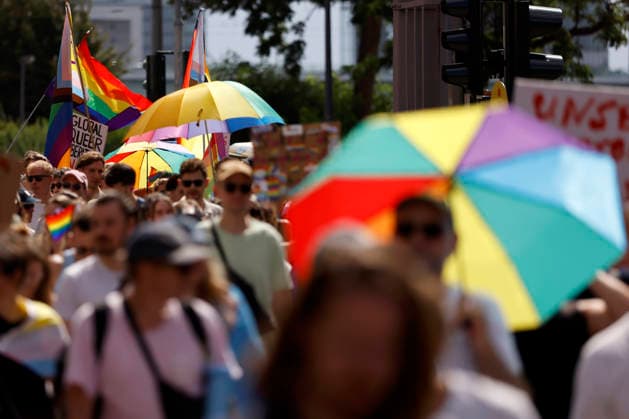 Impression vom Kölner Queer March unter dem Motto Köln zeigt Solidarität, Köln zeigt Haltung , eine Solidaritäts-Demonstration nach dem islamistischen Anschlag auf den CSD in Berlin. (Themenbild, Symbolbild) Köln, 09.08.2026 NRW Deutschland *** Scene from the Cologne Queer March under the slogan Cologne Shows Solidarity, Cologne Takes a Stand, a solidarity demonstration following the Islamist attack on the CSD in Berlin. Featured image, symbolic image. Cologne, August 9, 2026. North Rhine-Westphalia, Germany Copyright: xChristophxHardtx