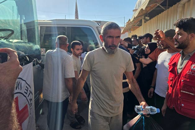 Palestinian prisoners released from Israeli jails arrive in Khan Younis Palestinian prisoners released from Israeli jails arrive aboard buses operated by the International Committee of the Red Cross at Nasser Medical Complex in Khan Younis, southern Gaza Strip, on August 10, 2026, after being transferred from the Kerem Shalom crossing. Family members gather to receive them upon their arrival. Photo by Tariq Mohammad APA Images Khan Yunis Gaza Strip Palestinian Territory 090826_Khan_Yunis_TM_02(12) Copyright: xapaimagesxTariqxMohammad xapaimagesx