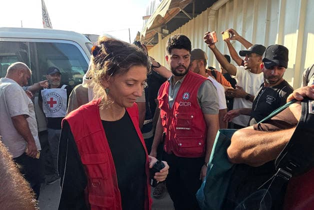 Palestinian prisoners released from Israeli jails arrive in Khan Younis Palestinian prisoners released from Israeli jails arrive aboard buses operated by the International Committee of the Red Cross at Nasser Medical Complex in Khan Younis, southern Gaza Strip, on August 10, 2026, after being transferred from the Kerem Shalom crossing. Family members gather to receive them upon their arrival. Photo by Tariq Mohammad APA Images Khan Yunis Gaza Strip Palestinian Territory 090826_Khan_Yunis_TM_02(11) Copyright: xapaimagesxTariqxMohammad xapaimagesx